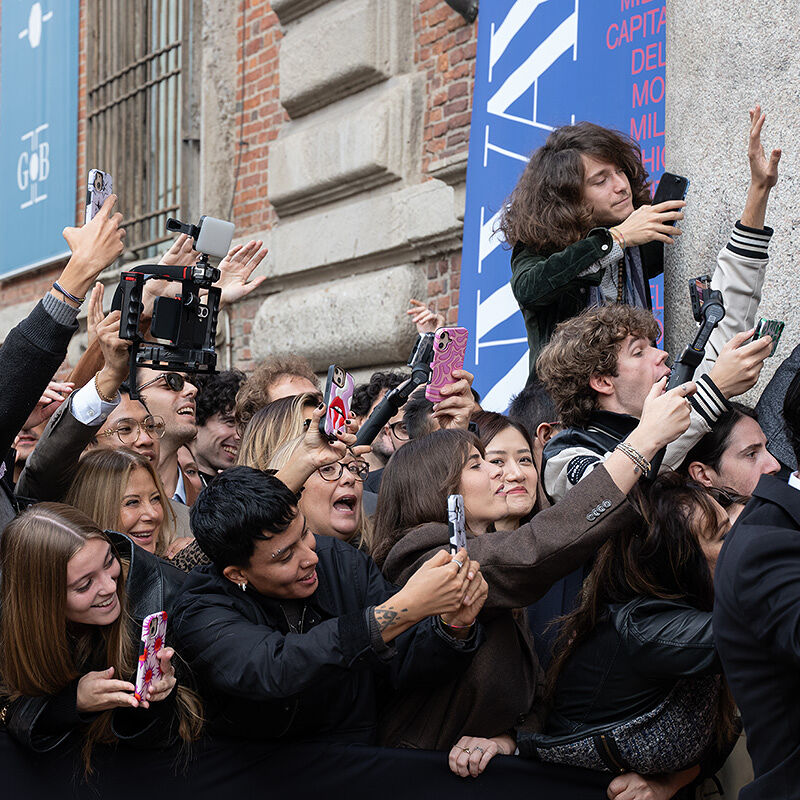 Fans and fashion bloggers line up along the barricade with cameras ready to capture the celebrity arrivals as well as editor Miranda Priestly’s grand entrance.
