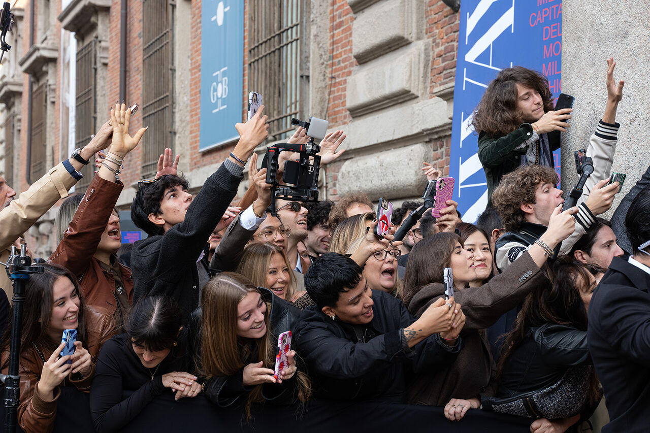 Fans and fashion bloggers line up along the barricade with cameras ready to capture the celebrity arrivals as well as editor Miranda Priestly’s grand entrance.