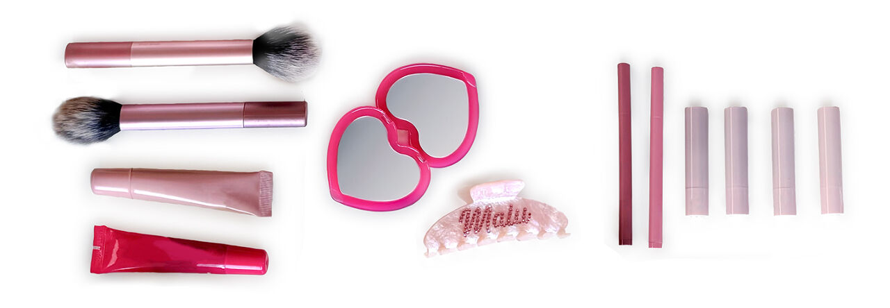 The contents of fashion influencer Malu Borges’ purse, includes sunglasses, makeup, and hair accessories.