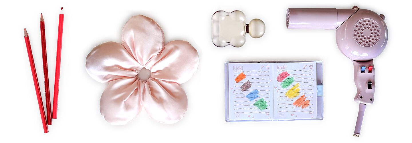 The contents of fashion influencer Malu Borges’ purse, includes sunglasses, hair accessories, a coloring book, perfume and a mini coloring book.