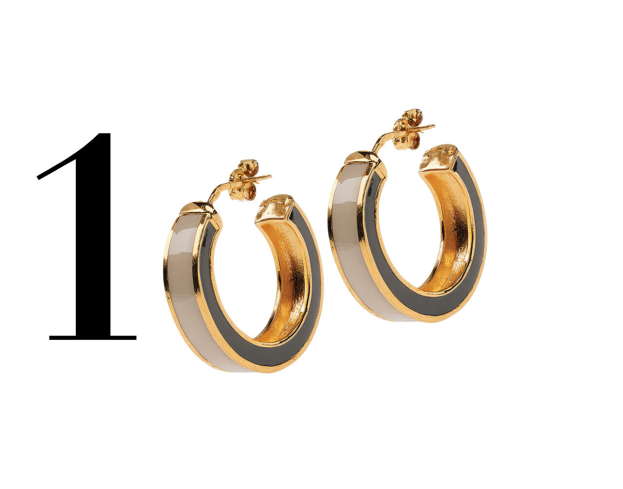 Mixed metallic hoop earrings, which are simultaneously daring, refined and versatile, are one of the must-pack items when headed for Lake Como.